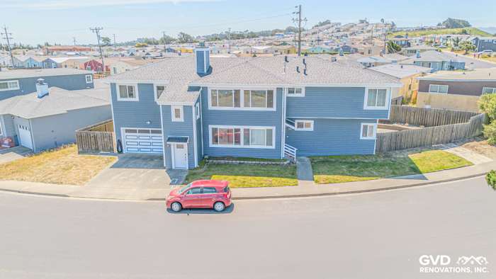Modern Daly City home featuring Prodigy Vinyl Siding in Midnight Blue and Harbor Blue with a classic clapboard design