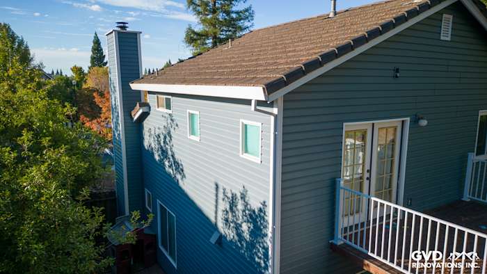 New Alside Prodigy vinyl siding in blue on a modern Folsom home exterior with a wooden deck