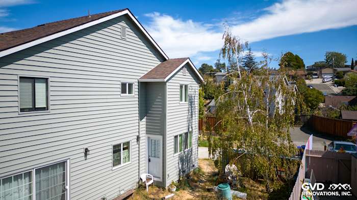 Newly installed Alside Prodigy vinyl siding in light gray on home exterior in El Sobrante, CA