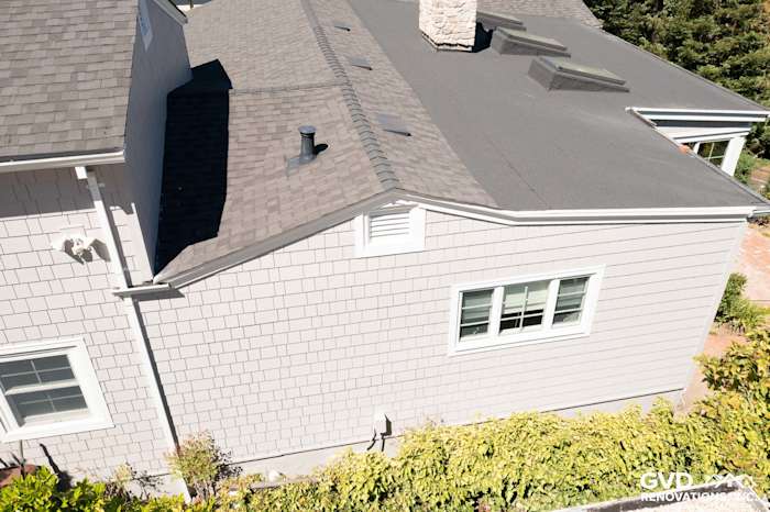 James Hardie shingle siding in Pearl Gray on a home exterior in Orinda, showing a modern design with a roofline