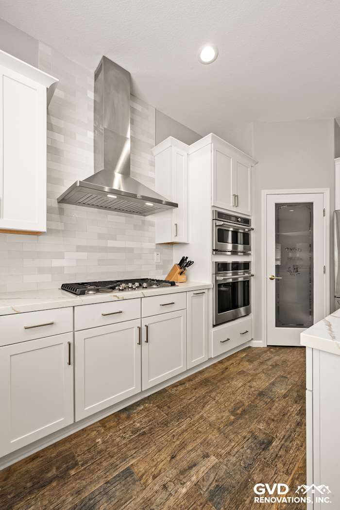 Modern kitchen in Roseville, CA, featuring Diamond cabinets, MSI countertops, and a sleek backsplash