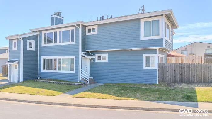 Daly City home featuring upgraded Prodigy Vinyl Siding in Midnight Blue and Harbor Blue, showcasing a modern design