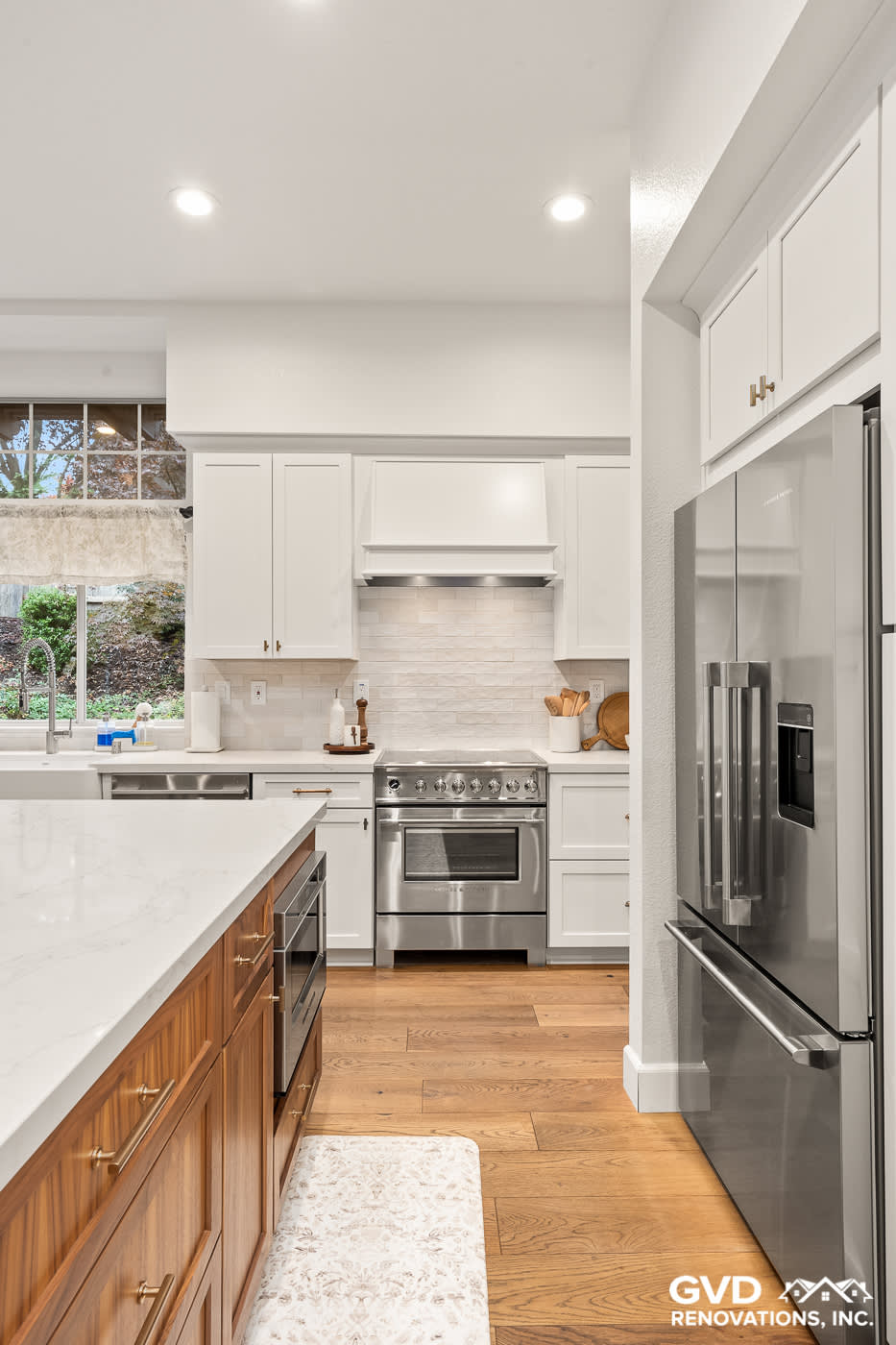 Modern kitchen remodel in Folsom with Waypoint cabinets, Vadara Bronzo countertops, and stainless steel appliances