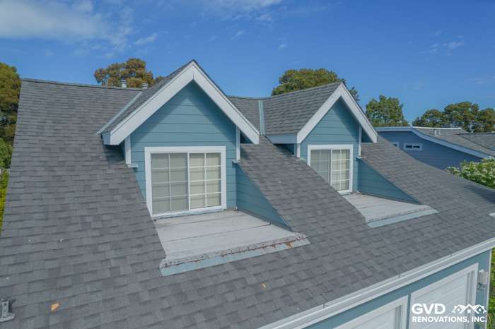 Boothbay Blue James Hardie siding and Arctic White trim on a home’s roof in Foster City, CA