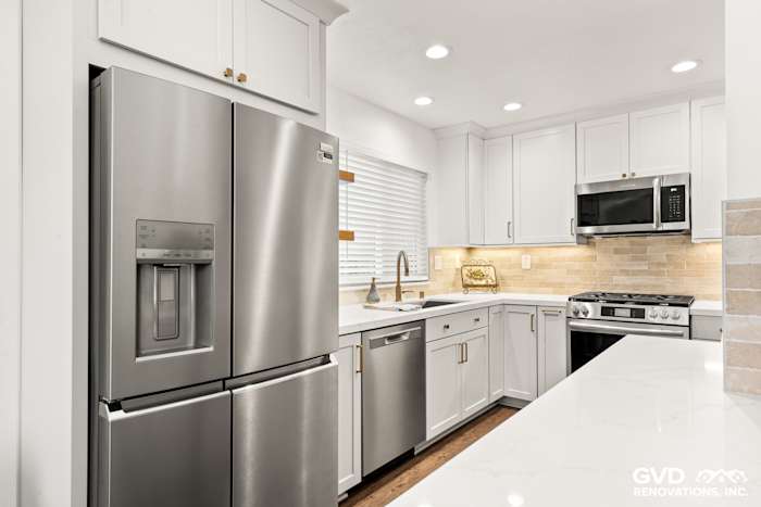 Modern kitchen featuring Waypoint cabinetry, Vadara Naurelle countertops, and stainless steel appliances in Roseville, CA