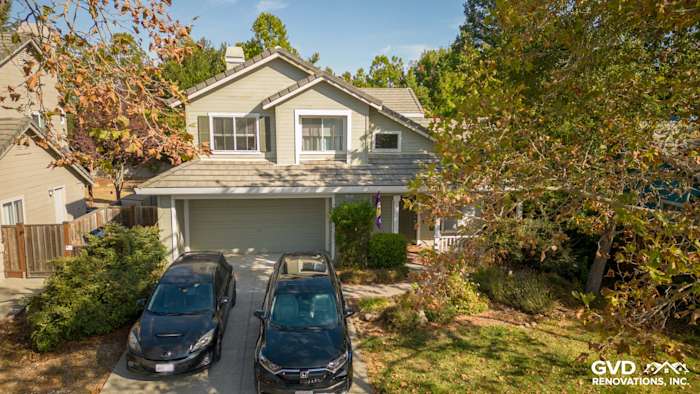 Elegant home exterior featuring Evening Blue James Hardie siding and Milgard Tuscany windows in Petaluma