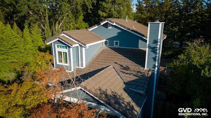 New Alside Prodigy vinyl siding in blue on a residential home in Folsom, CA with a contrasting brown roof