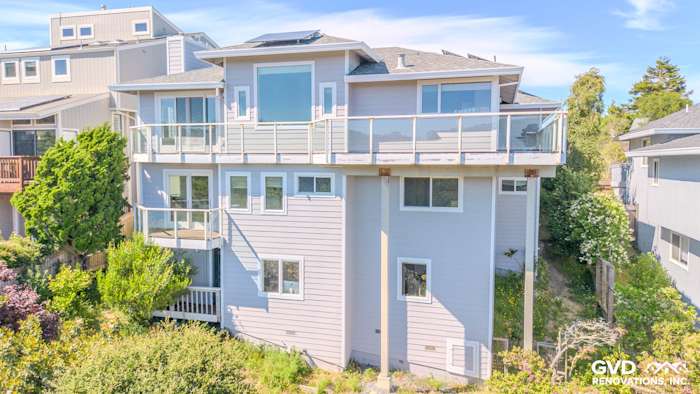 Modern home exterior showcasing James Hardie Pearl Gray siding, Arctic White trim, and Milgard C650 windows in Mill Valley