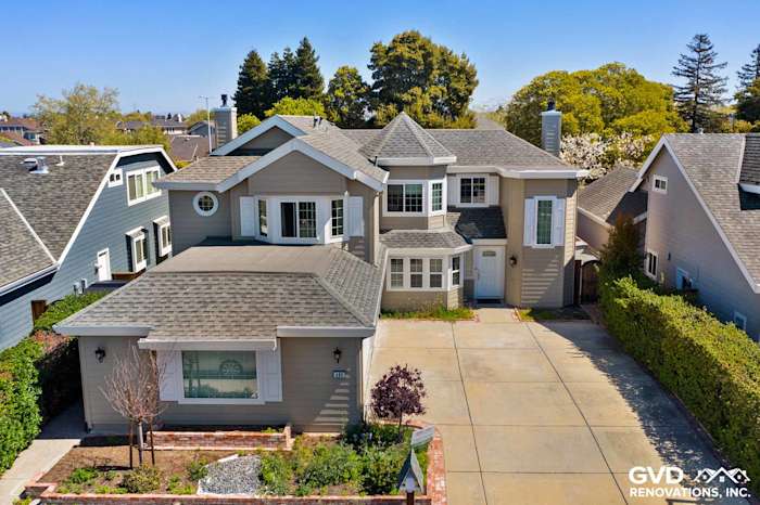 Foster City home with Monterey Taupe James Hardie siding and Arctic White trim, featuring Mezzo windows
