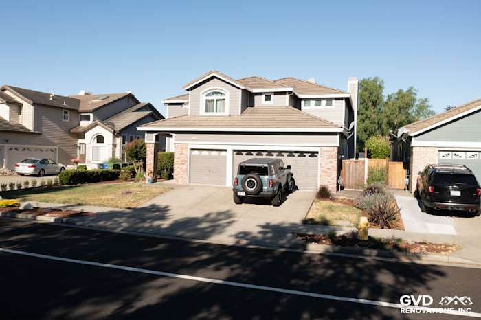 Home exterior featuring James Hardie Aged Pewter lap siding and Alside Mezzo vinyl windows in Petaluma