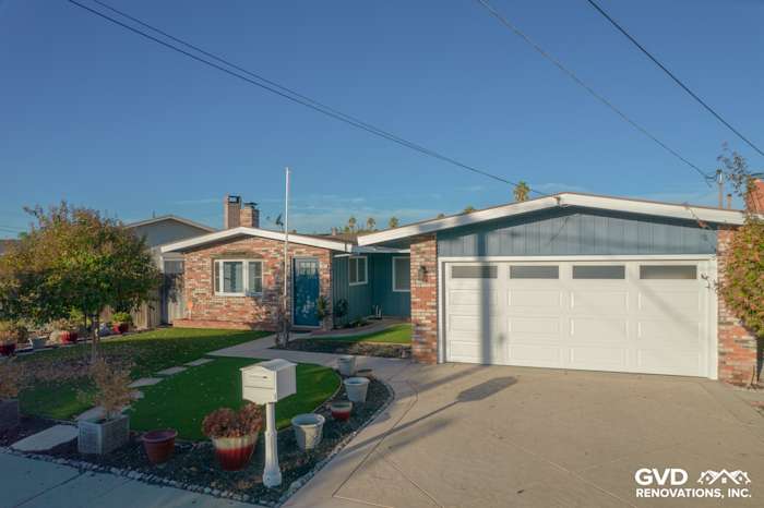 Home exterior in Antioch featuring Prodigy Vinyl Siding in blue, brick accents, and a modern garage door