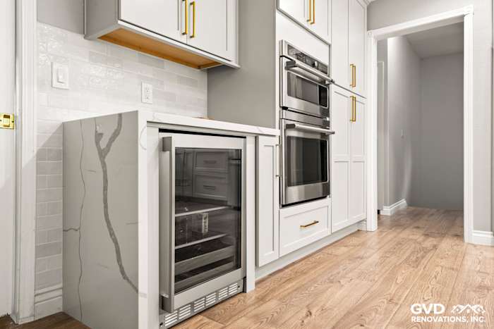 Modern kitchen remodel in El Dorado Hills featuring a quartz countertop, custom cabinets, and stainless steel appliances