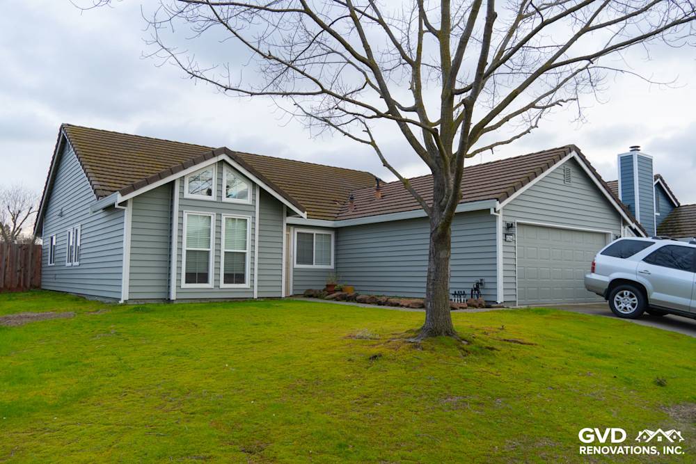 Prodigy Solid Core Insulated Siding, Painted Eaves and Gutters