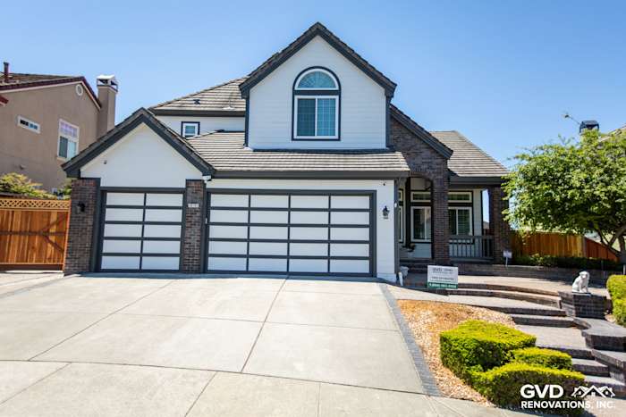 Arctic White James Hardie Lap Siding with Iron Gray trim on modern Hayward home exterior