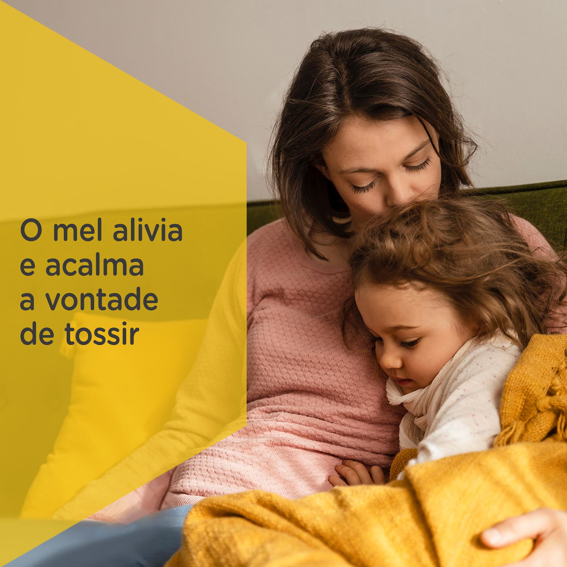 mulher beijando a cabeça de uma criança, sentadas num sofá, com texto O Mel alivia e acalma a vontade de tossir