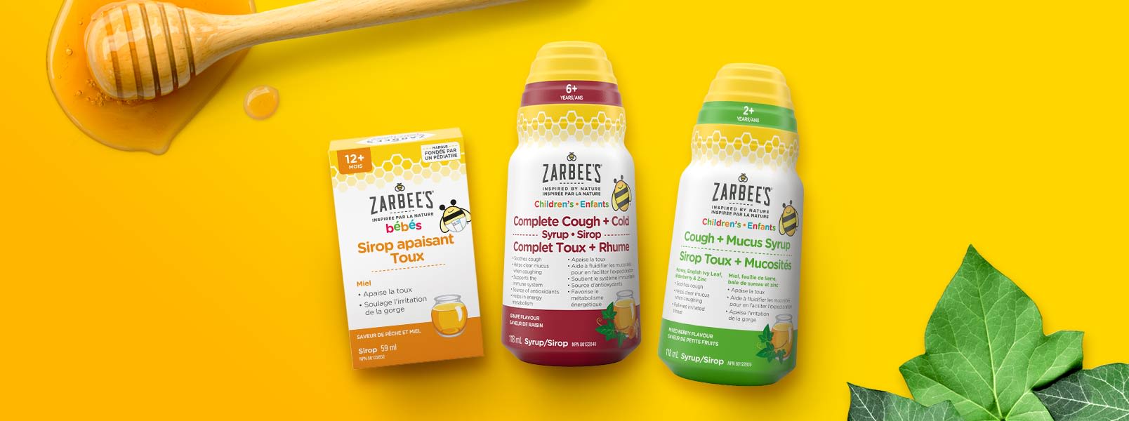 Sirops Zarbee’s® pour la toux sur une surface jaune, entourés de racine de guimauve, de miel et de feuilles de lierre.