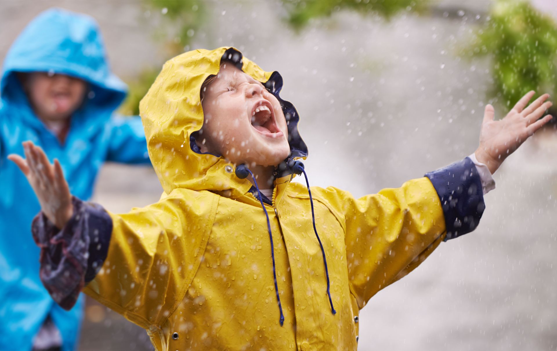 menino a brincar na chuva