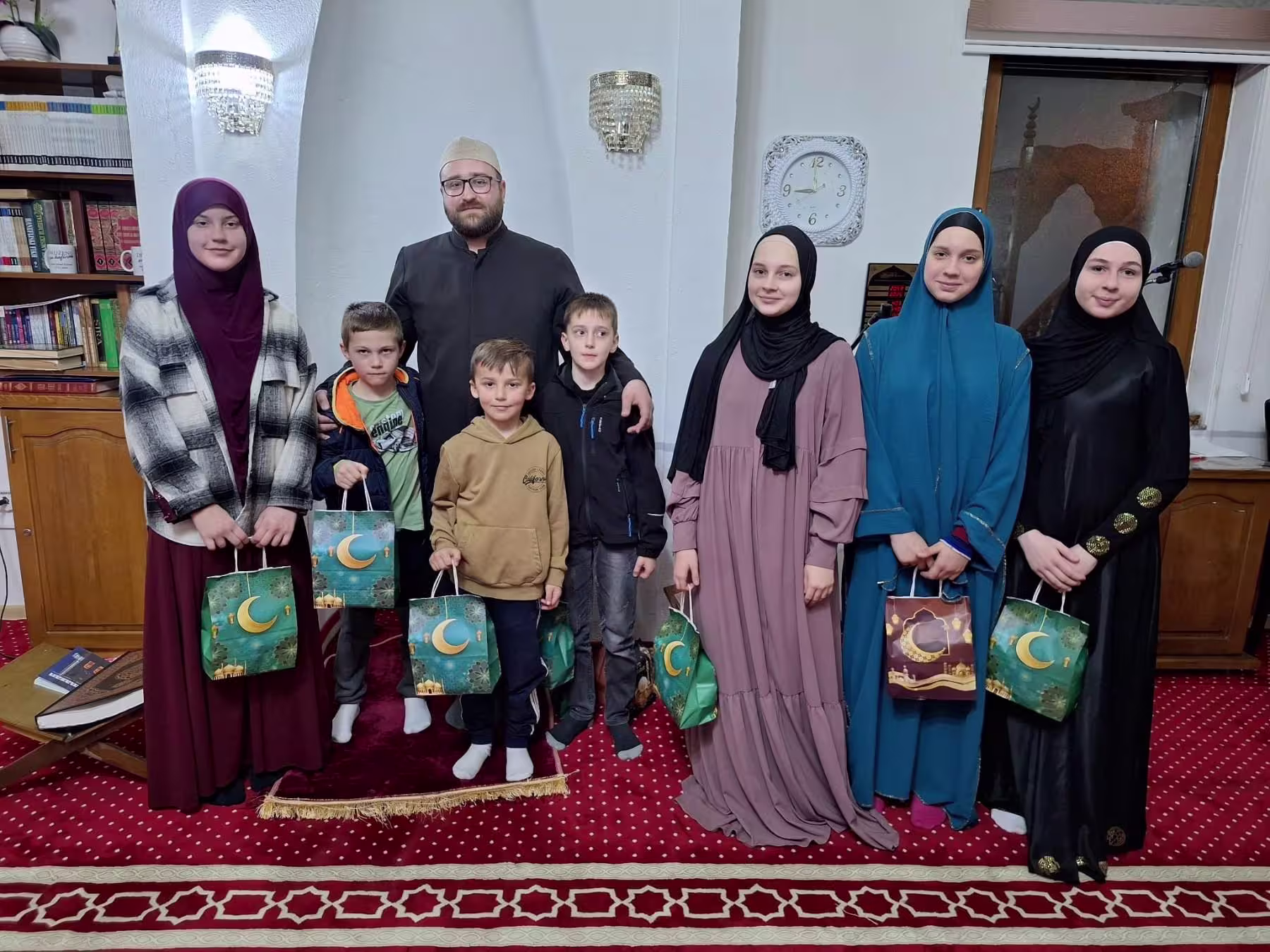 Večeras smo nastavili s našim humanitarnim aktivnostima i podijelili paketiće iznenađenja mališanima u džematu Gračanica. Njihova sreća i osmijesi najveća su potvrda da radimo pravu stvar.