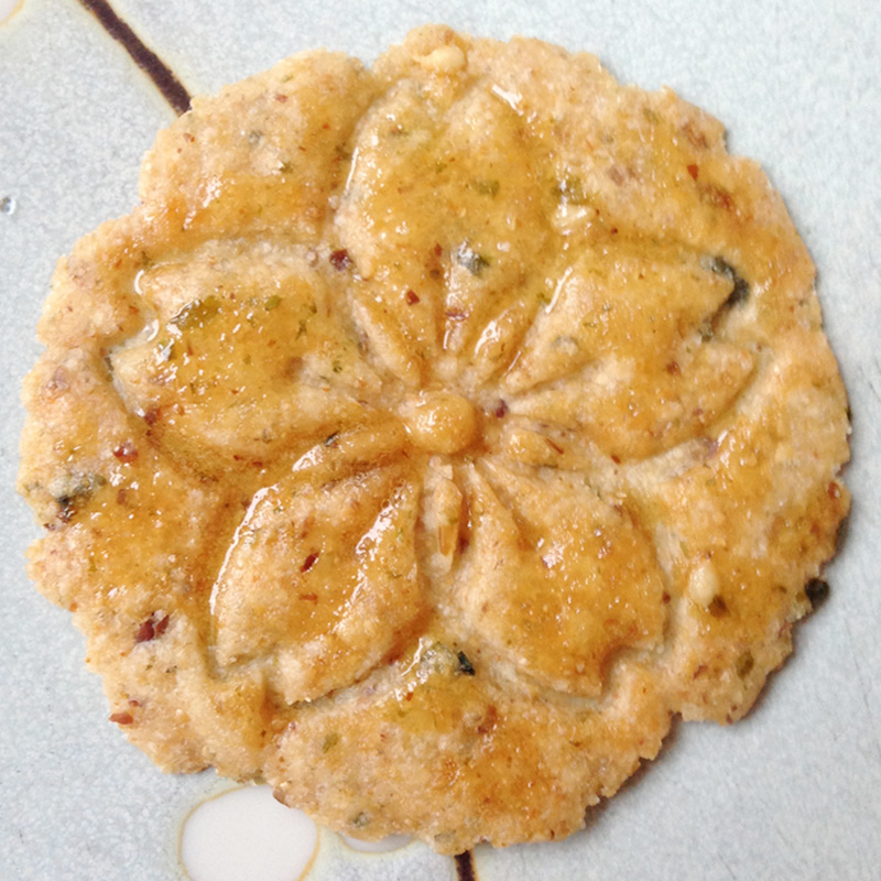 Cracker imprinted with flower design