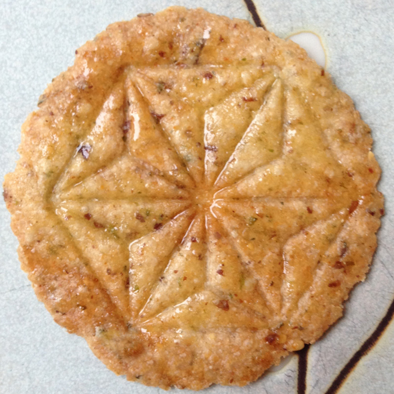 Cracker imprinted with geometrical flower design