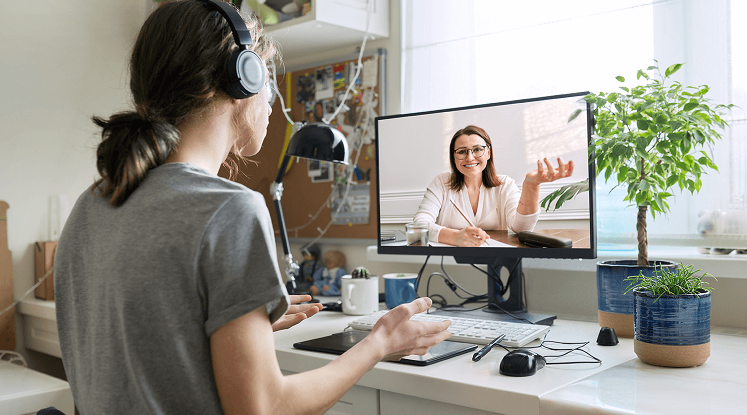 Patient-communicating-with-healthcare-provider-via-telehealth 