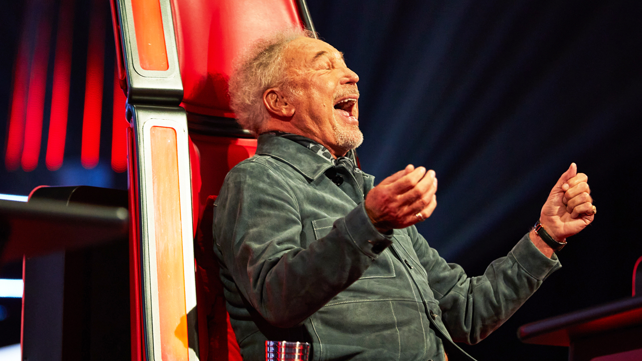 Sir Tom Jones performs 'Cry To Me' | The Voice