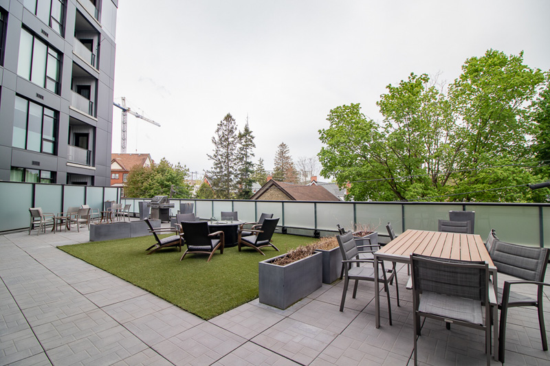 209-690 King St W outdoor terrace with a BBQ and firepit - amenities