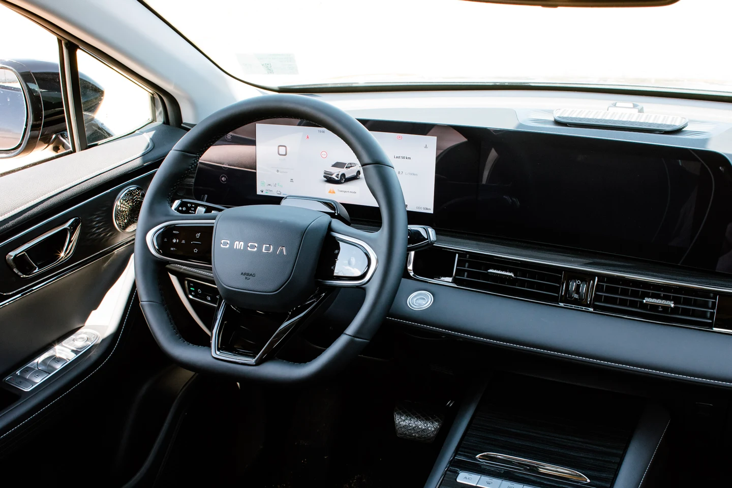 ONE CAR, TWO VIBES — imagen 1 de 4
