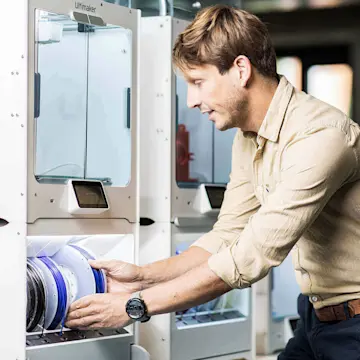 Loading filament in the Ultimaker S5 Material Station