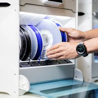 De Ultimaker S5 Pro Bundle biedt een oplossing voor al uw zorgen met betrekking tot de verwerking van het 3D-printmateriaal