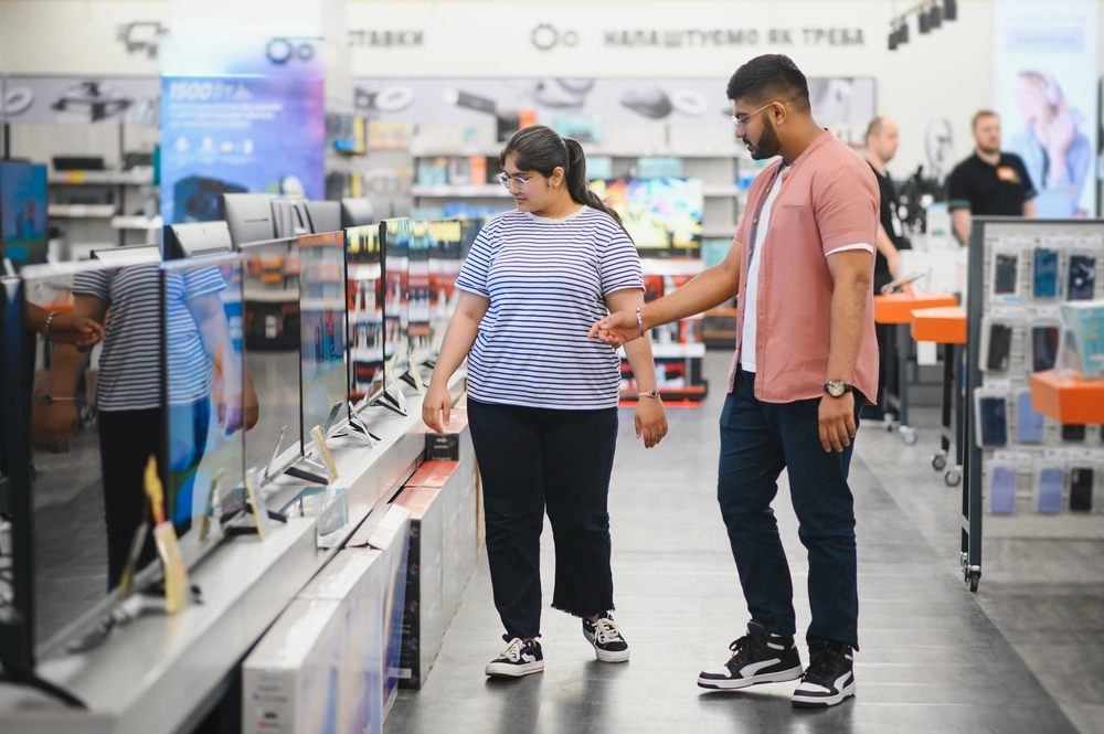 couple-in-shopping-they-are-looking-for-new-tv