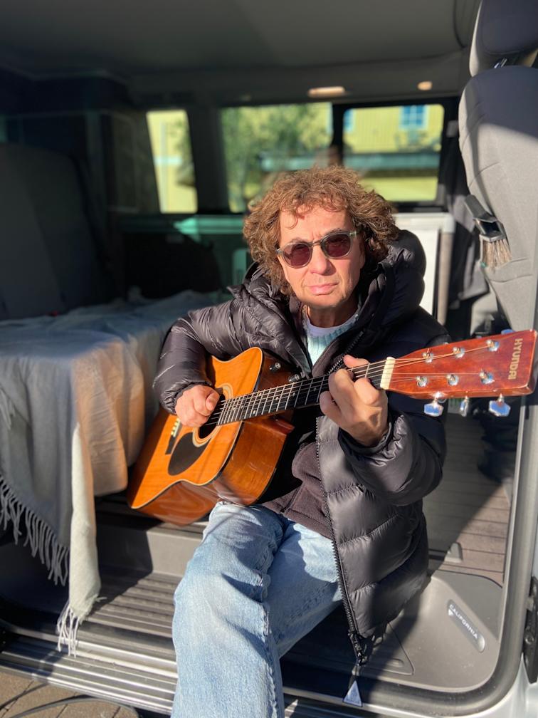 Bild på insamlingen med titeln: Vinn gitarren Uggla spelar på!