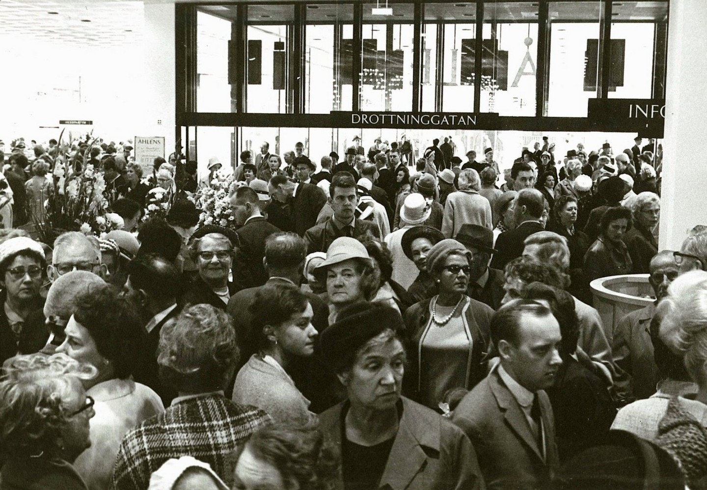 Åhléns City Stockholms besökare på premiärdagen 1964.jpeg