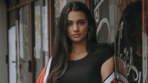 beautiful-woman-brunette-casual-wear-22631k56klein