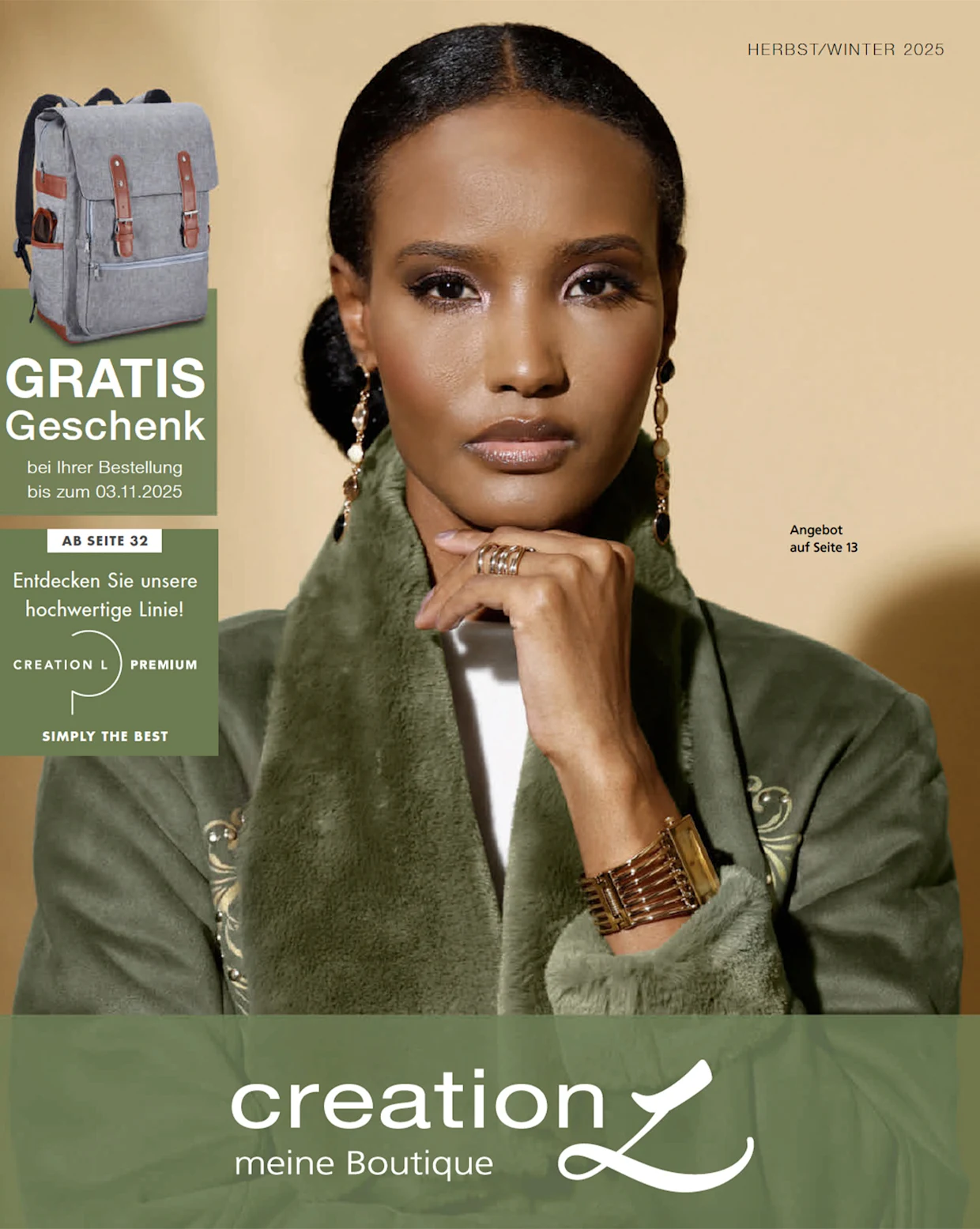 Online-Katalog: Ein Model trägt einen grünen Mantel mit flauschigem Kragen und goldene Uhr. Links oben ein grauer Rucksack mit braunen Details und der Text 'GRATIS Geschenk bei Ihrer Bestellung bis zum 03.11.2025'. Weitere Texte: 'HERBST/WINTER 2025', 'Entdecken Sie unsere hochwertige Linie!', 'creation L meine Boutique', 'Angebot auf Seite 13'.