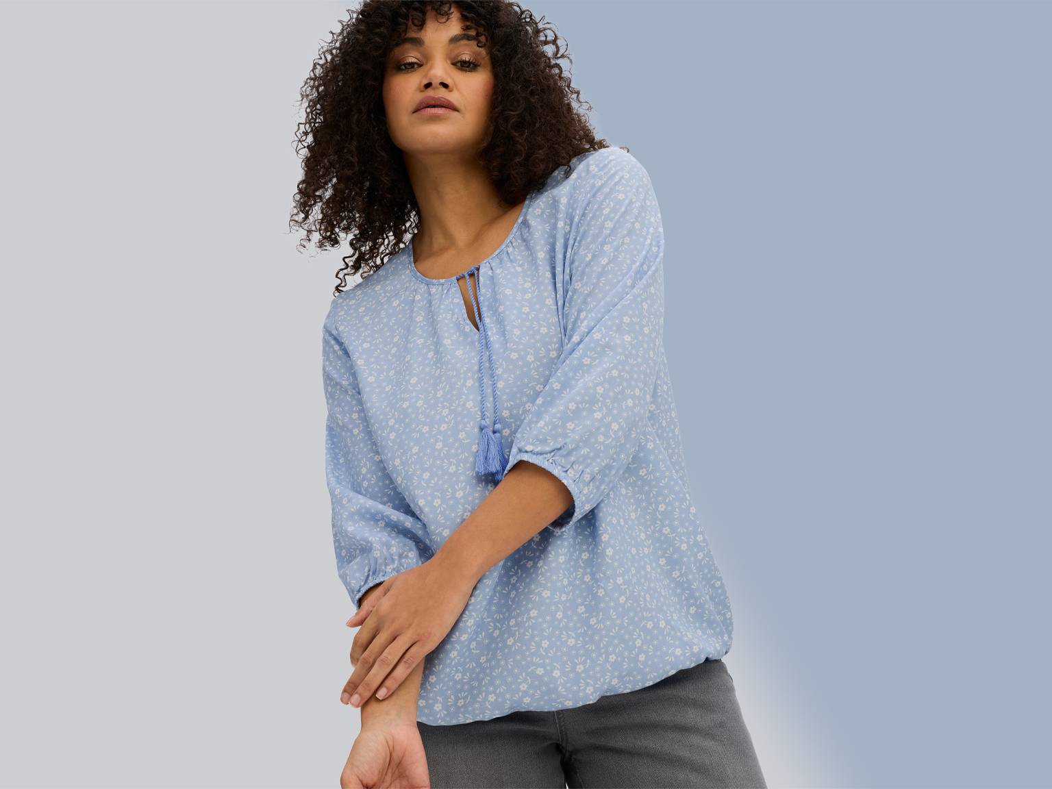 Damen-Jeans in Dunkelblau mit 7/8-Länge, Vorder- und Rückansicht, kombiniert mit schwarzen Slippern.