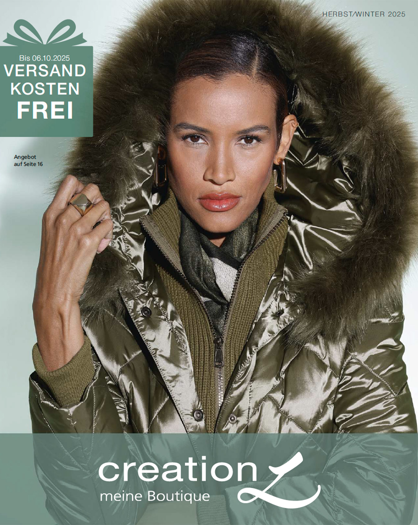 Online-Katalog: Ein Model trägt eine glänzende, olivgrüne Winterjacke mit Fellkapuze. Text: 'VERSAND KOSTEN FREI', 'HERBST/WINTER 2025', 'creation L meine Boutique'.