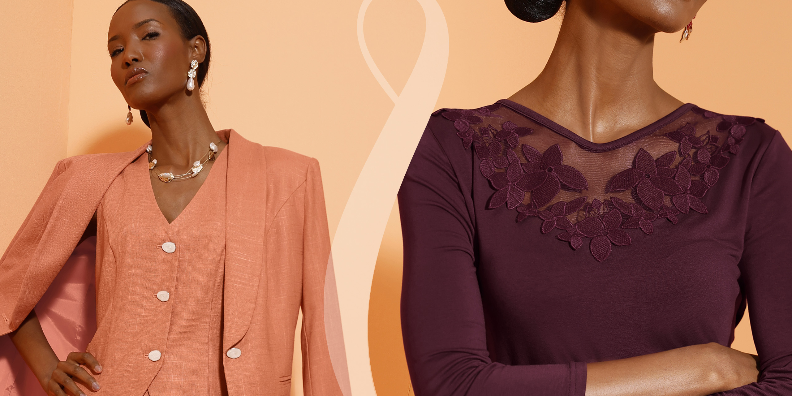 Auf dem Bild sind zwei Models zu sehen: Eines trägt einen rosa Hosenanzug mit Schmuck, das andere ein auberginefarbenes Oberteil mit Spitze