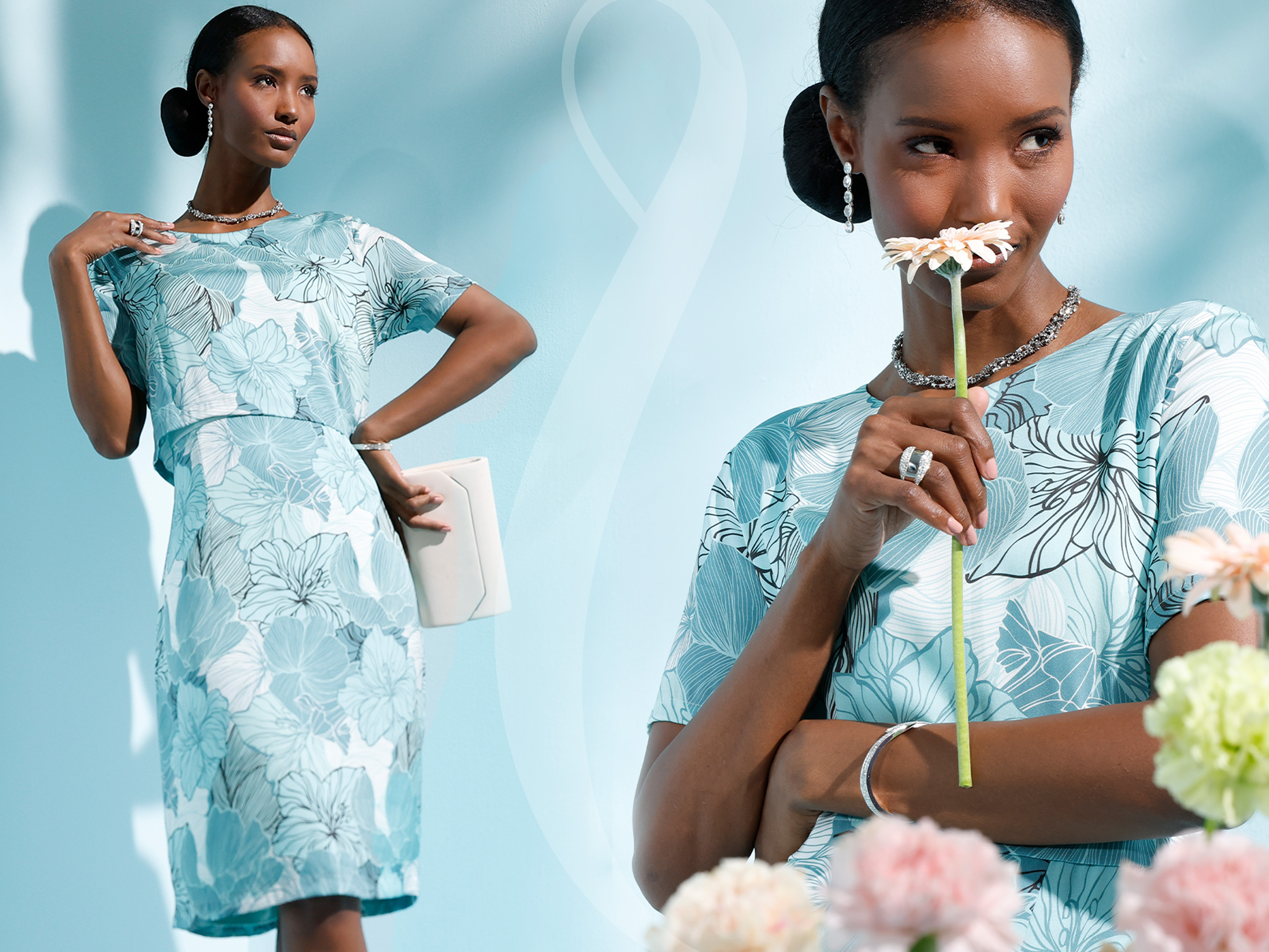 Ein Model trägt ein hellblaues Kleid mit Blumenmuster, hält eine Blume und eine Clutch, im Vordergrund stehen helle Blüten, Hintergrund in Blau.