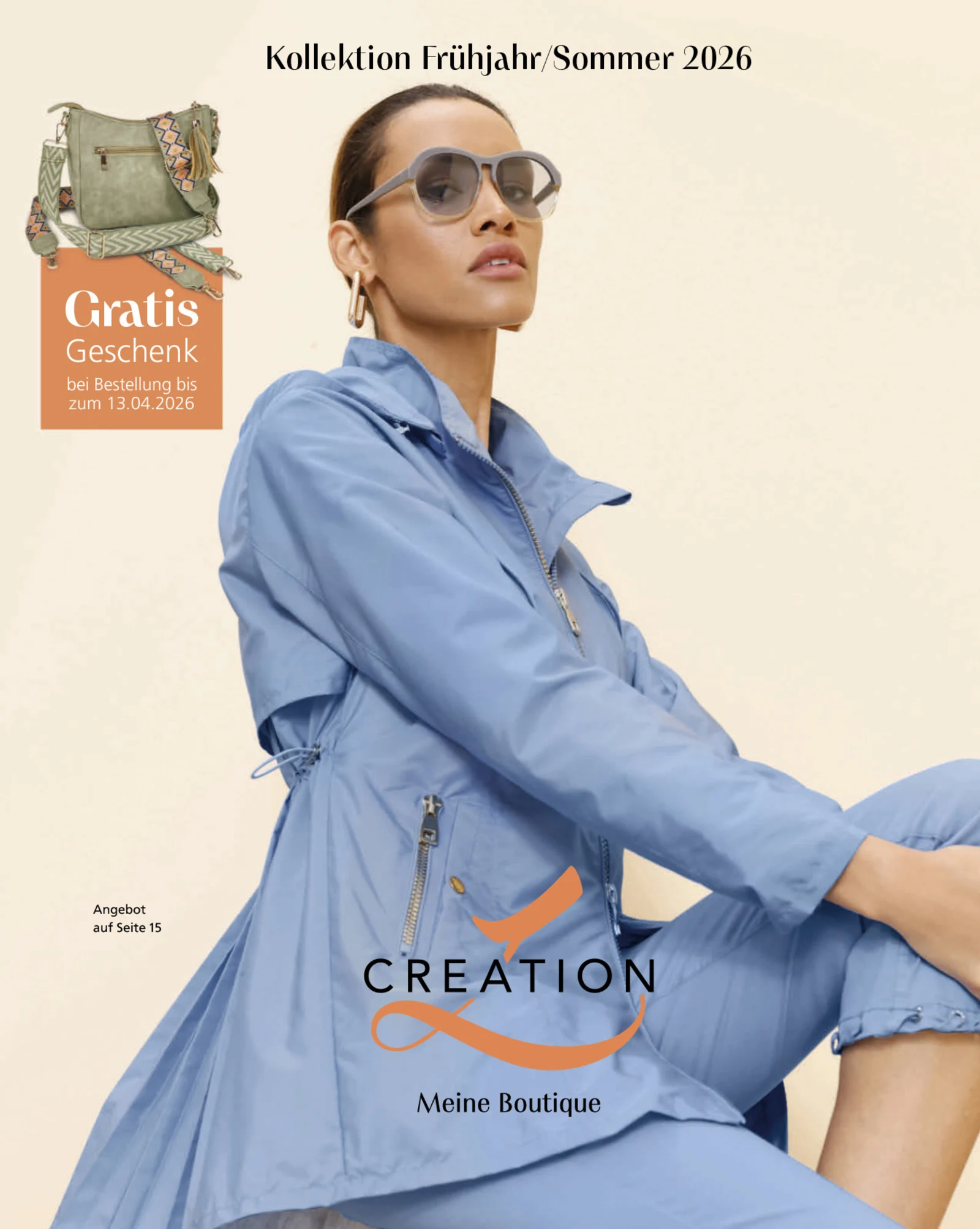 Ein Model sitzt in hellblauem Mantel und Hose vor hellem Hintergrund. Oben links ist eine grüne Tasche mit Gratis-Hinweis abgebildet.