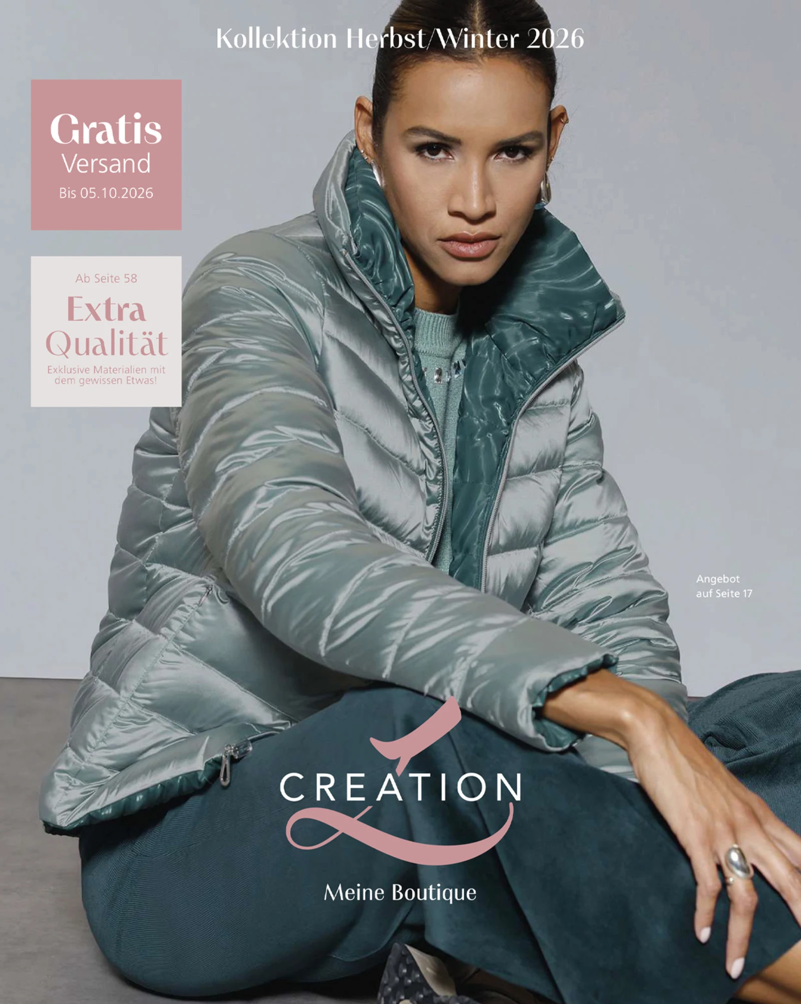 Ein Model trägt eine glänzende, hellgraue Steppjacke und sitzt mit verschränkten Armen. Die Jacke ist leicht geöffnet, darunter ein Pullover.