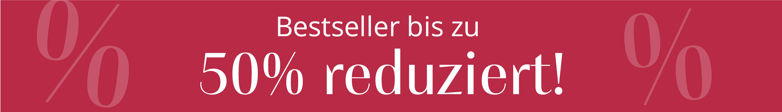 Ein Model sitzt vor rotem Hintergrund in einem roten Anzug, rechts im Bild ein großes, transparentes Prozentzeichen.