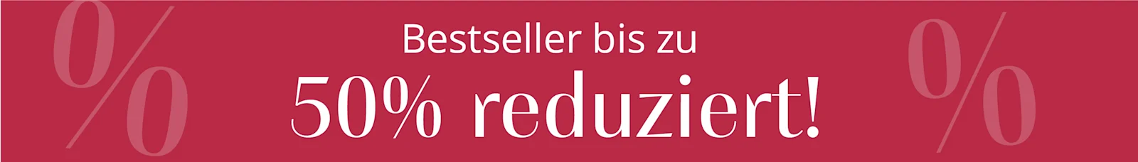 Ein Model sitzt vor rotem Hintergrund in einem roten Anzug, rechts im Bild ein großes, transparentes Prozentzeichen.