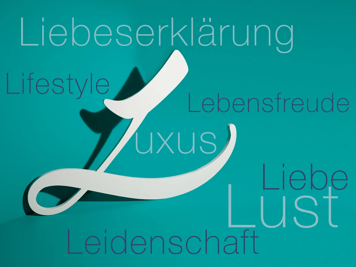 Das Bild zeigt ein stilisiertes 'L' umgeben von Worten 'Liebeserklärung, Lifestyle, Lebensfreude, Luxus, Liebe, Lust, Leidenschaft'. Das Bild zeigt ein stilisiertes 'L' umgeben von Worten 'Liebeserklärung, Lifestyle, Lebensfreude, Luxus, Liebe, Lust, Leidenschaft'.