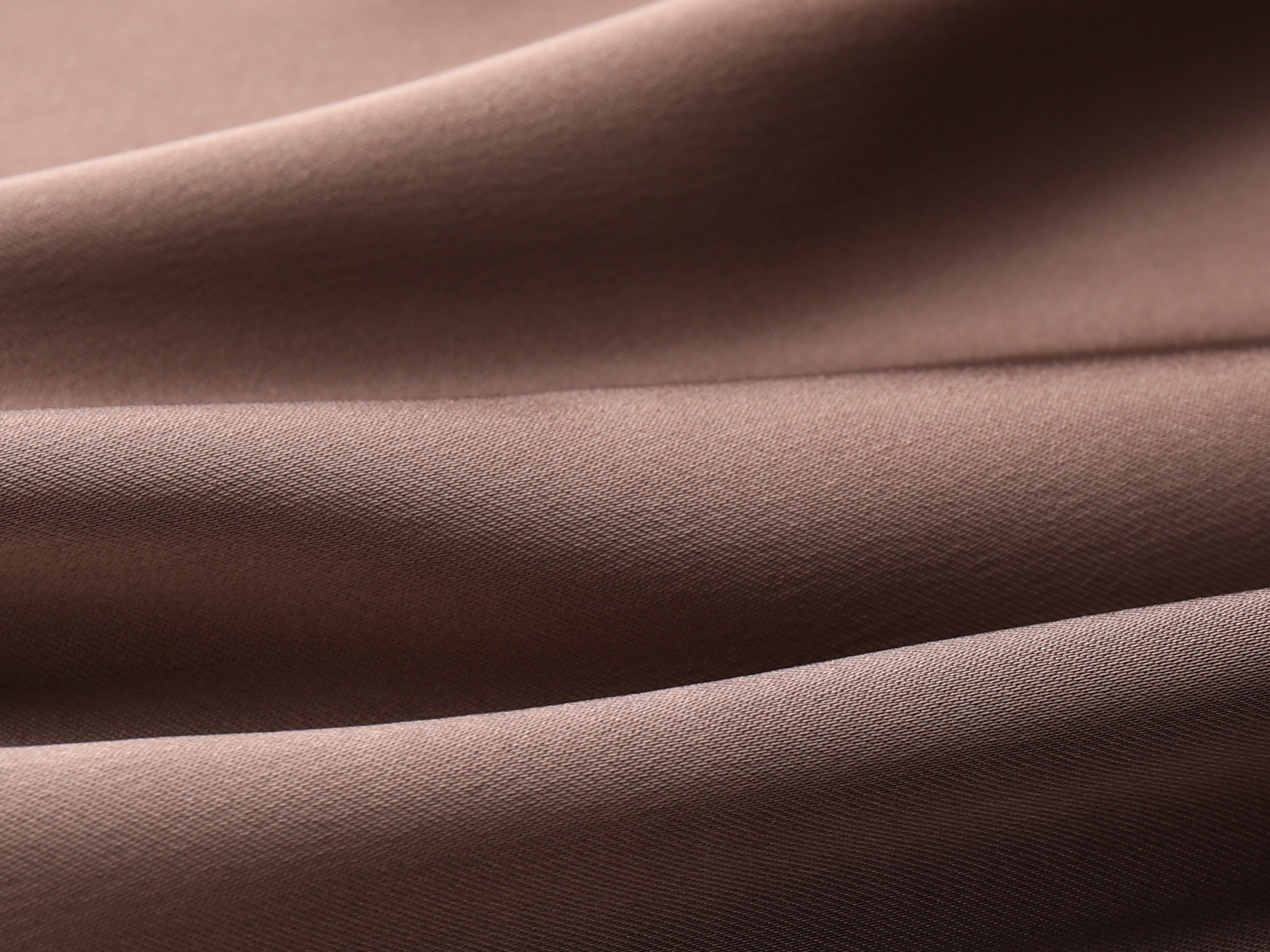 Glänzender, brauner Satin-Stoff mit weichen Falten und eleganter Textur.