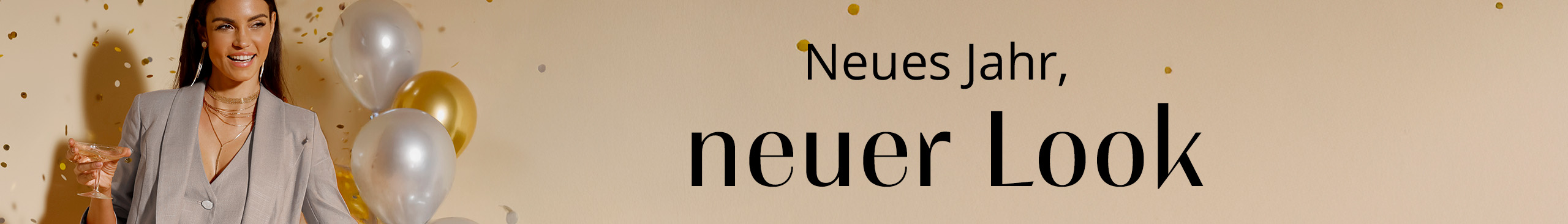 Ein Model in grauem Hosenanzug, mit Cocktailglas, Ballons, Konfetti und dem Text 'Neues Jahr, neuer Look' auf beigem Hintergrund.