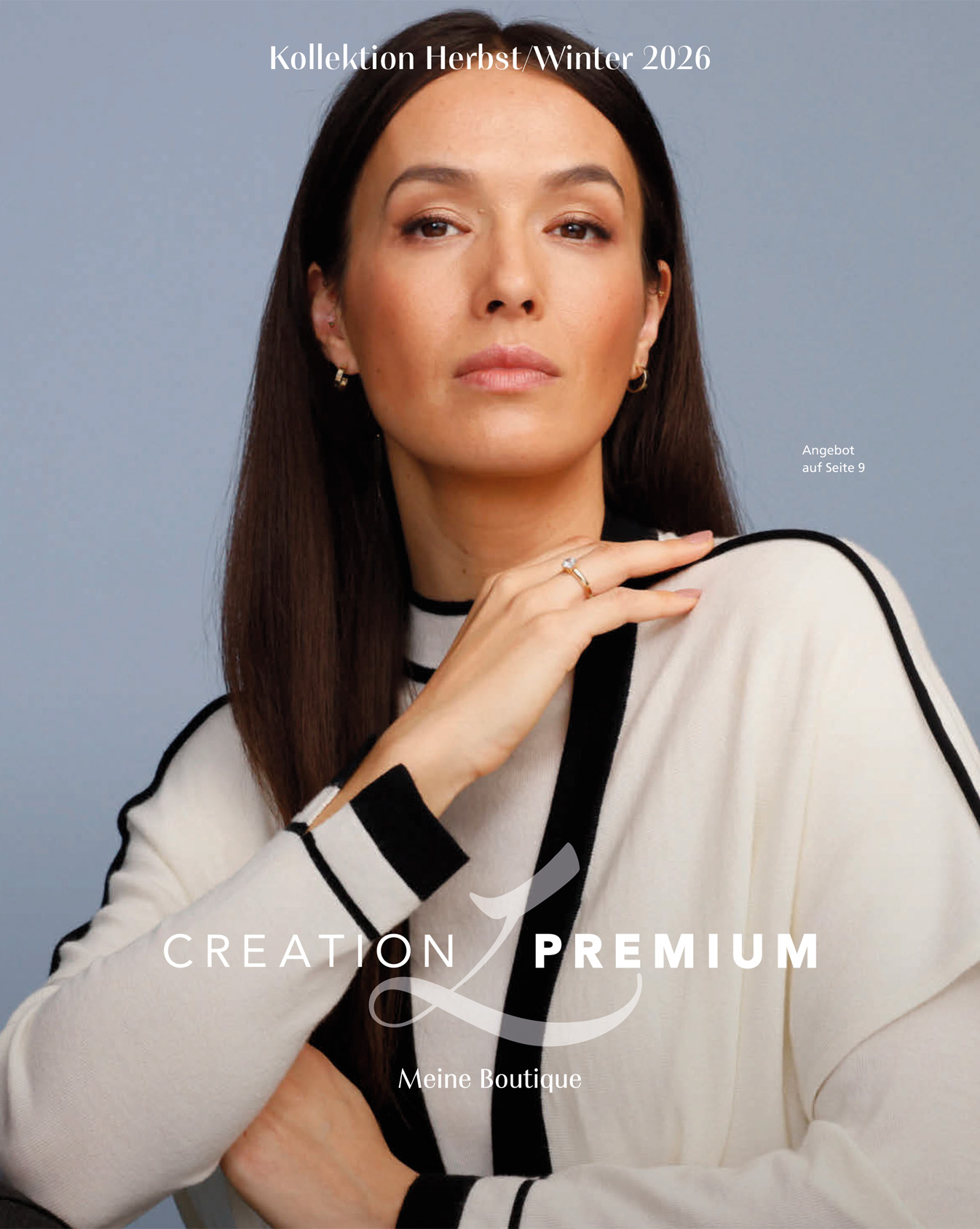 Ein Model trägt einen cremefarbenen Pullover mit schwarzen Streifen, vor graublauem Hintergrund. Text: 'Kollektion Herbst Winter 2026', 'Creation Premium', 'Meine Boutique'.

