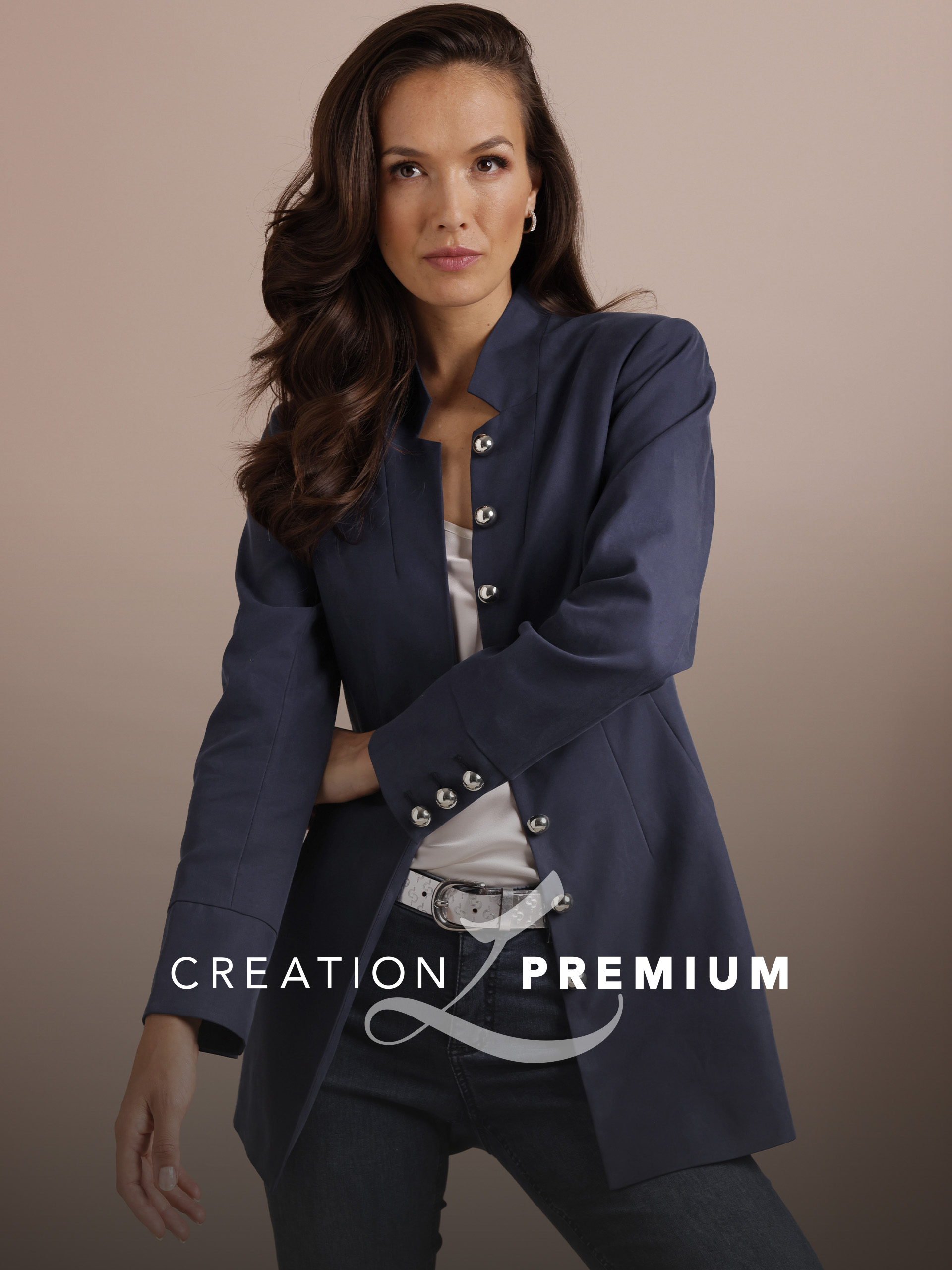 Ein Model mit hellblauem Glitzer-Shirt und heller Hose vor blauem Hintergrund. Im Vordergrund steht 'CREATION L PREMIUM'