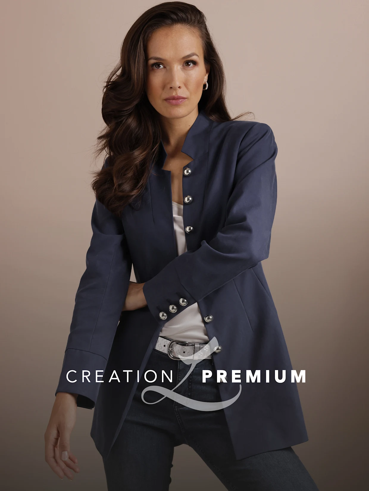 Ein Model mit hellblauem Glitzer-Shirt und heller Hose vor blauem Hintergrund. Im Vordergrund steht 'CREATION L PREMIUM'