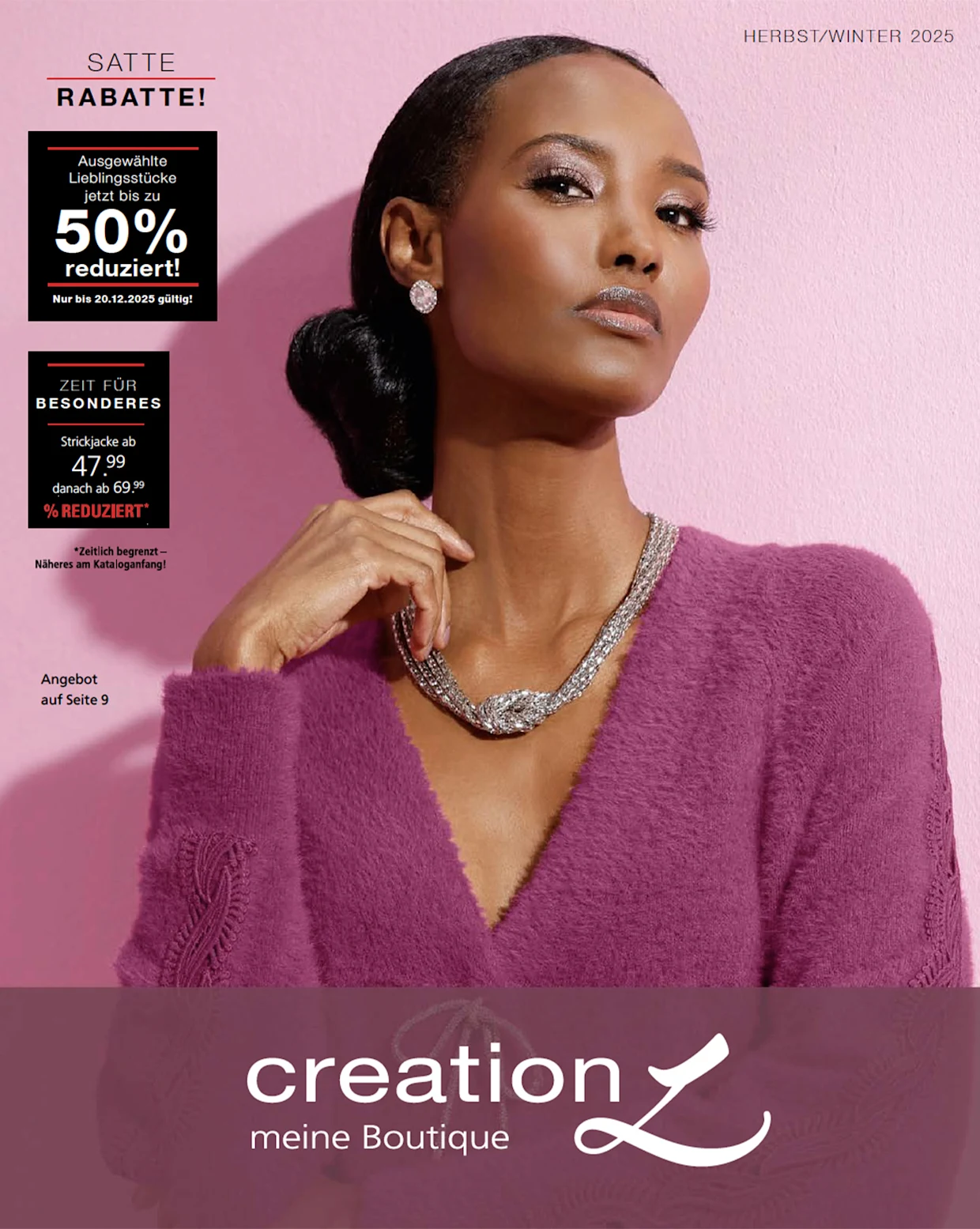 Online-Katalog: Ein Model trägt einen fliederfarbenen Pullover und Schmuck vor rosa Hintergrund. Text: 'SATTE RABATTE! 50% reduziert!', 'creation L meine Boutique', 'HERBST/WINTER 2025'.